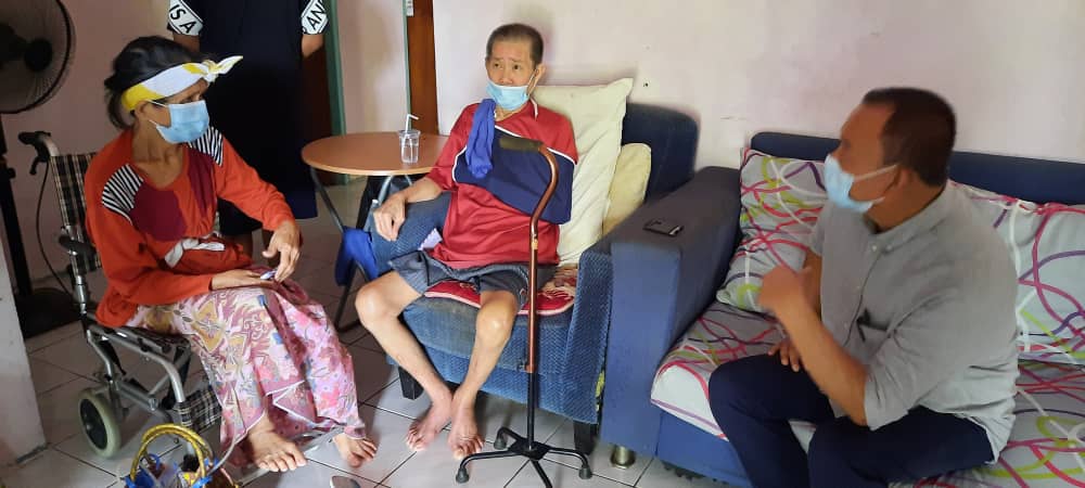 ADUN Tamparuli lawat empat penduduk Kg Tinambak yang sedang sakit