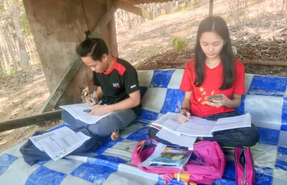 Pondok di kebun getah jadi ‘sekolah’ dua pelajar SPM di Tenom