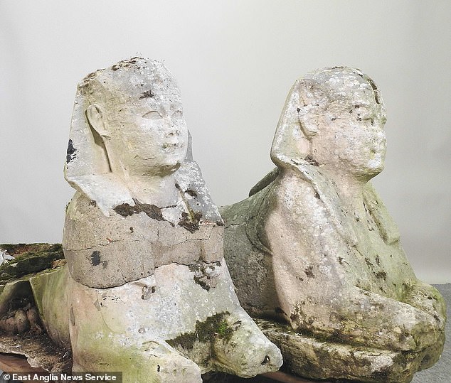 Dua patung hiasan Sphinx rupanya artifak asli Mesir Purba