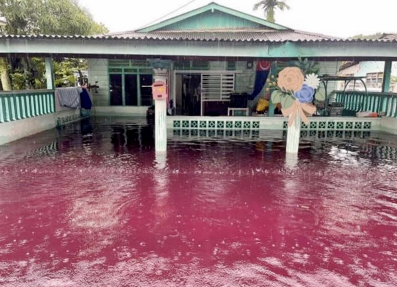 Kilang punca ‘banjir merah’ diarah lupus dan bersih sisa pewarna