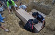 Tiga kanak-kanak dikebumikan dalam satu liang lahad