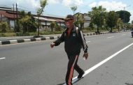 Guru sambilan jalan kaki 37km tunai nazar