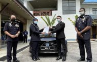 Polis rampas kereta rasmi YB viral