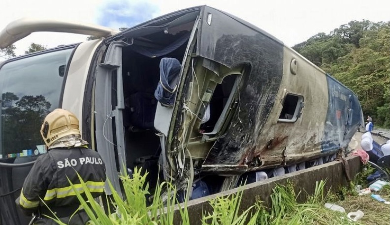 Lima maut, 48 cedera bas terbalik di Brazil