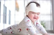 Obses mahukan kepala bayi ‘bulat sempurna’, ibu bapa di China pakaikan bayi topi keledar