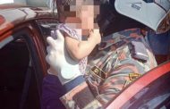 Ibu cemas, bayi 10 bulan terkunci dalam kereta
