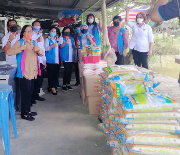 PBS Women Exco contributes food aid to 60 needy, flood-affected families at Kg Sulim
