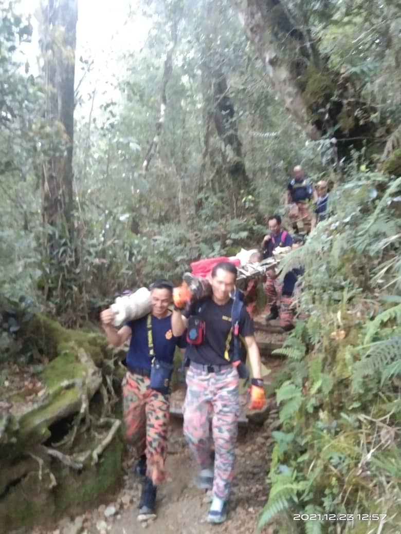 攀神山突然發燒難以呼吸 山嶽救援隊救出女郎