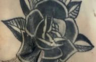 Tatu bunga mawar warna hitam pada punggung mayat