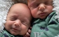 Keletah bayi kembar enggan tidur apabila dipisahkan raih perhatian