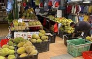 Bekalan durian dari Malaysia ‘luar biasa banyak’, peniaga Singapura turunkan harga 