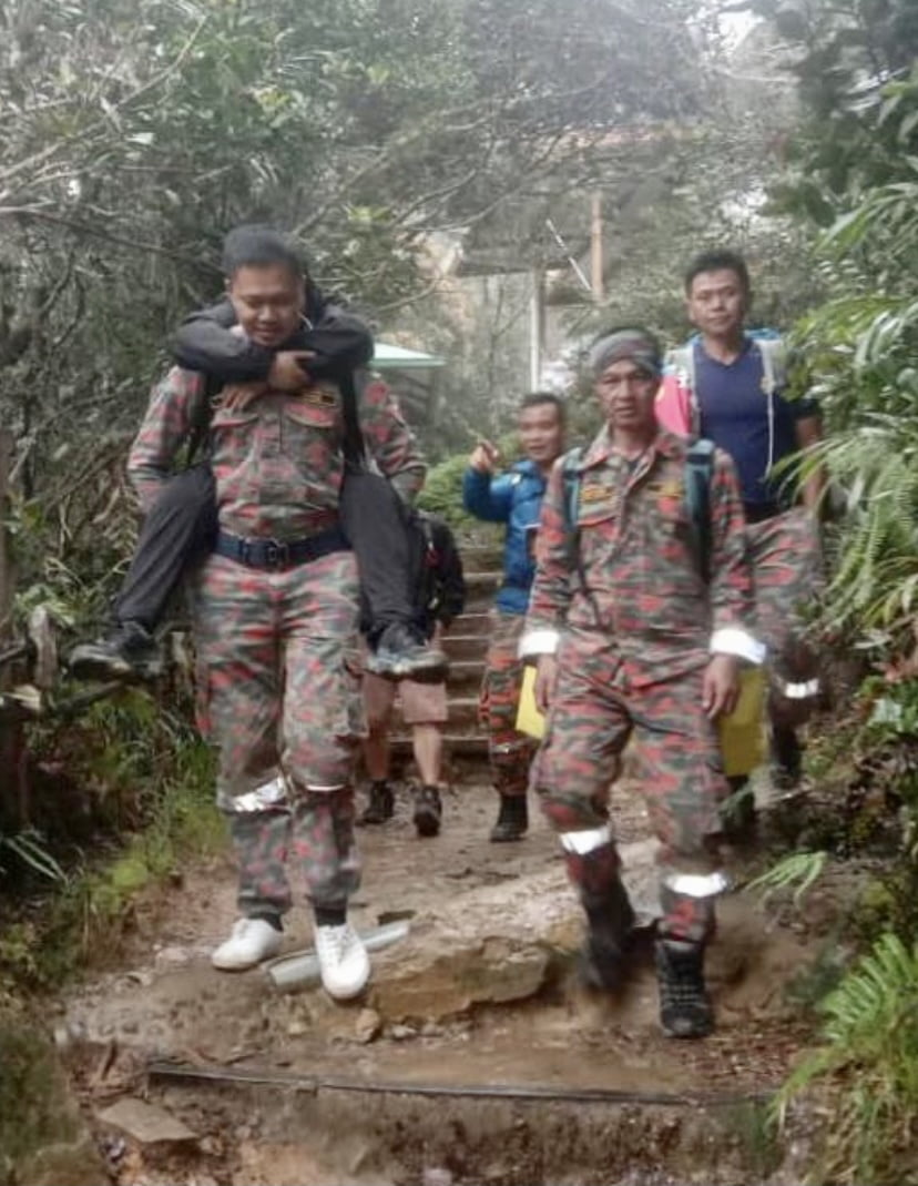 MOSAR selamatkan wanita alami sakit perut semasa mendaki
