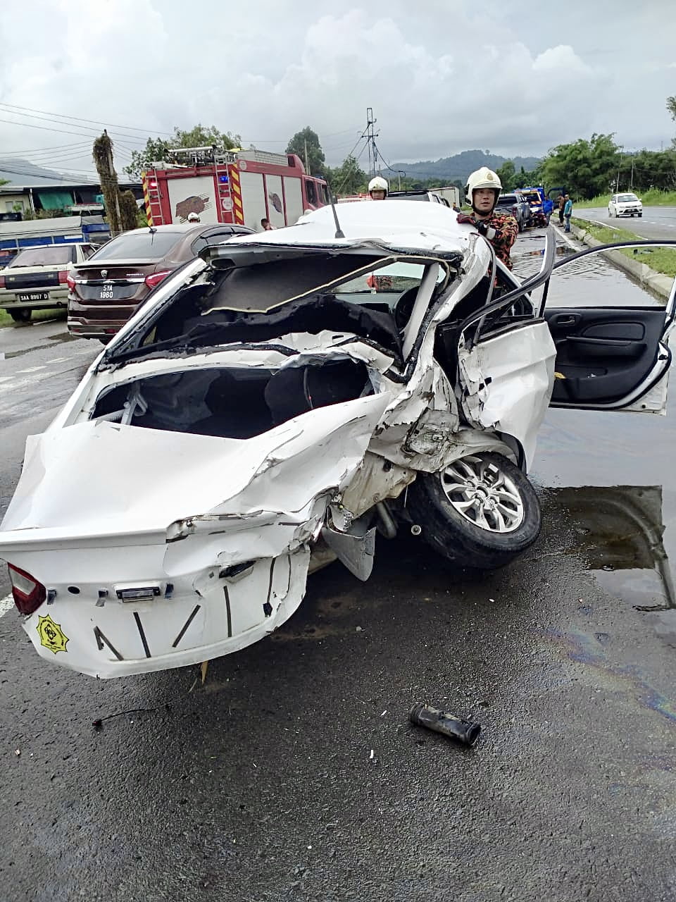 賽佳與四驅車猛撞 2女郎受傷