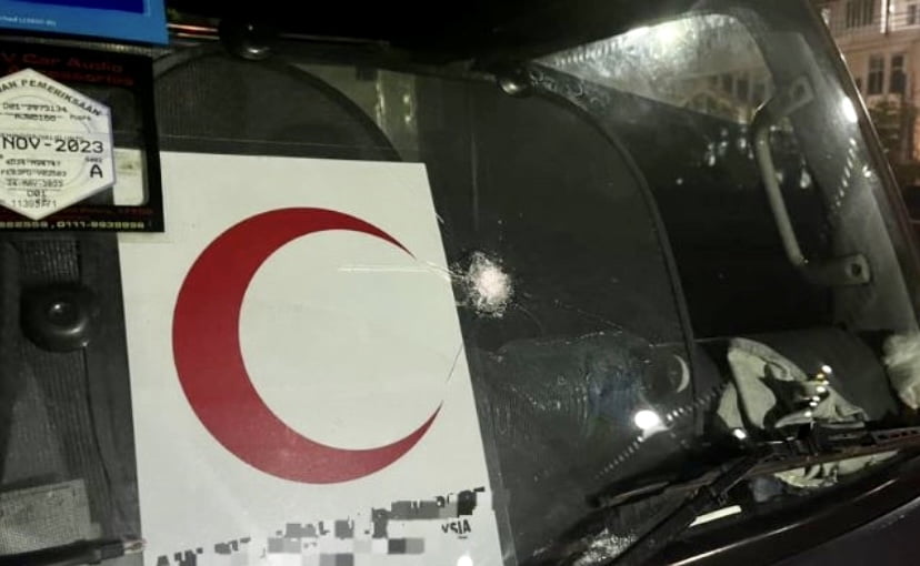 Polis buru individu lastik, baling batu ke arah lori