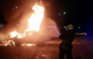 Tesla diletakkan di tepi jalan tiba-tiba terbakar