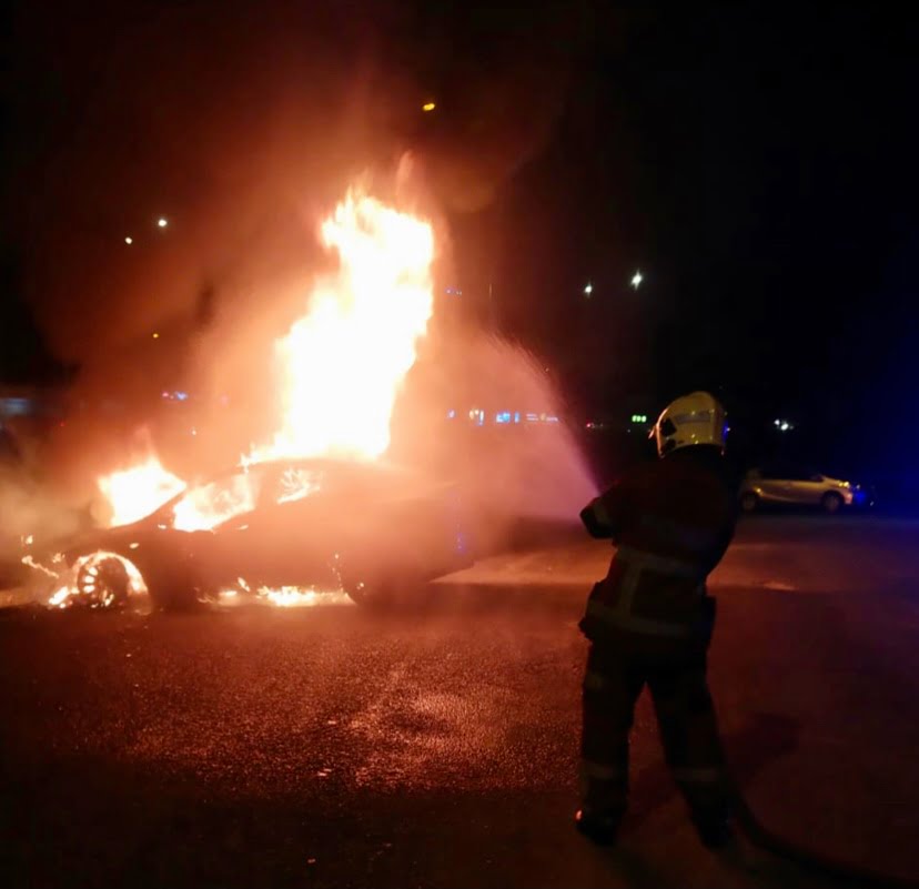 Tesla diletakkan di tepi jalan tiba-tiba terbakar