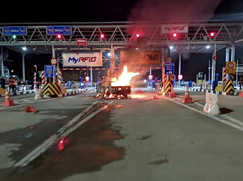 Kereta langgar pembahagi tol, seorang rentung