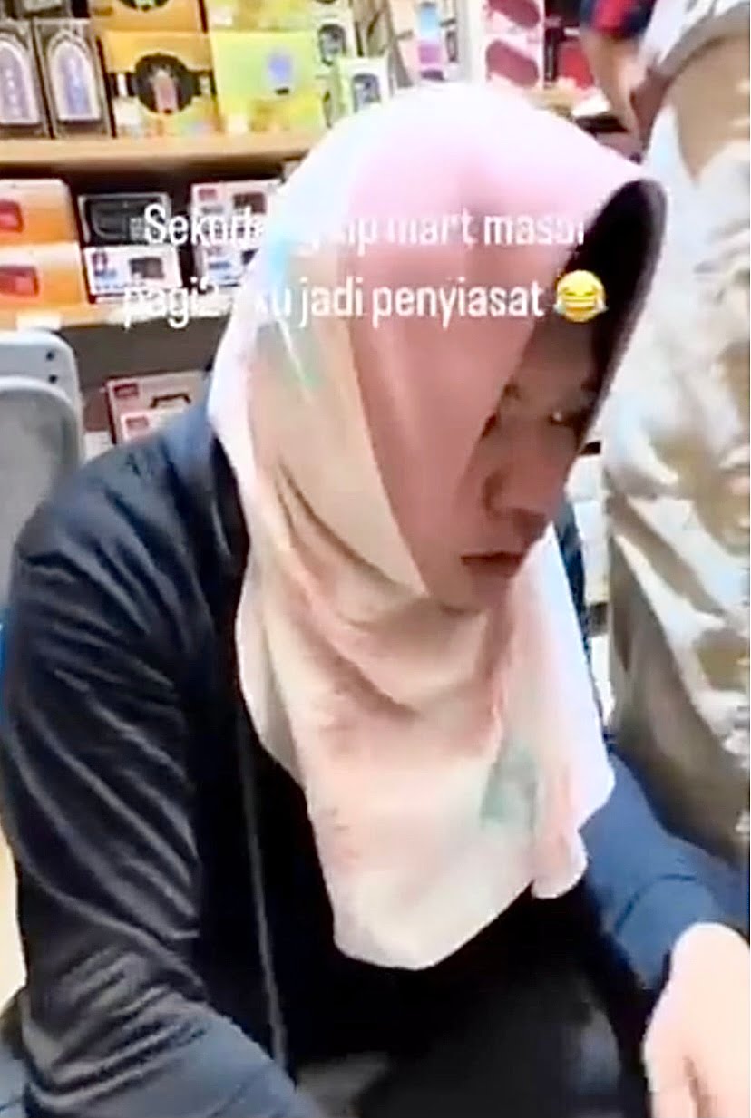 Pakai tudung, inai intai wanita dalam tandas