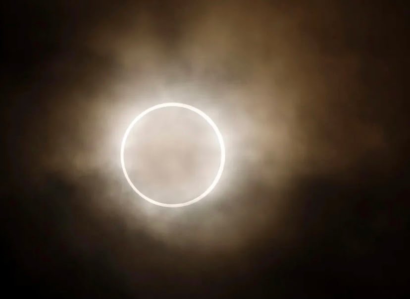 Gerhana matahari cincin di langit AS