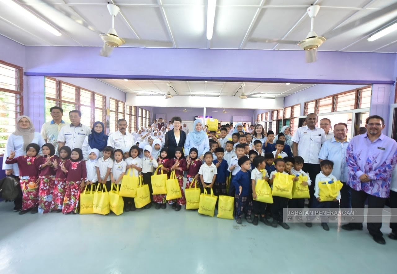 Lima lagi sekolah terima sumbangan naik taraf pusat sumber