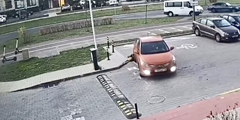 Sangka sudah masuk kereta, ibu tidak sengaja gilis anak