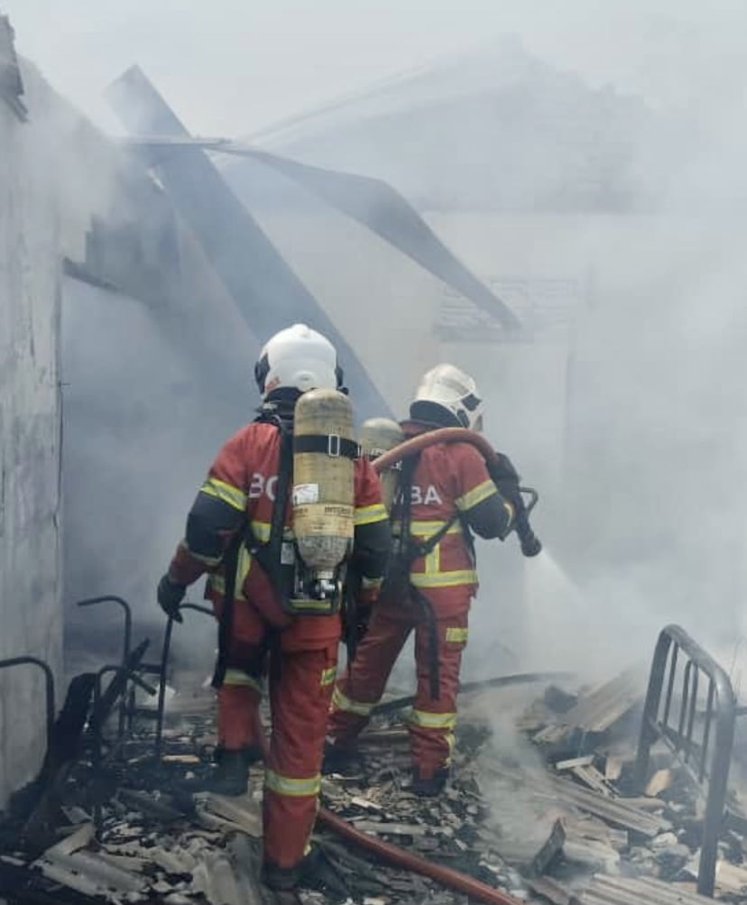 Lelaki di bawah pengaruh dadah bakar rumah sendiri