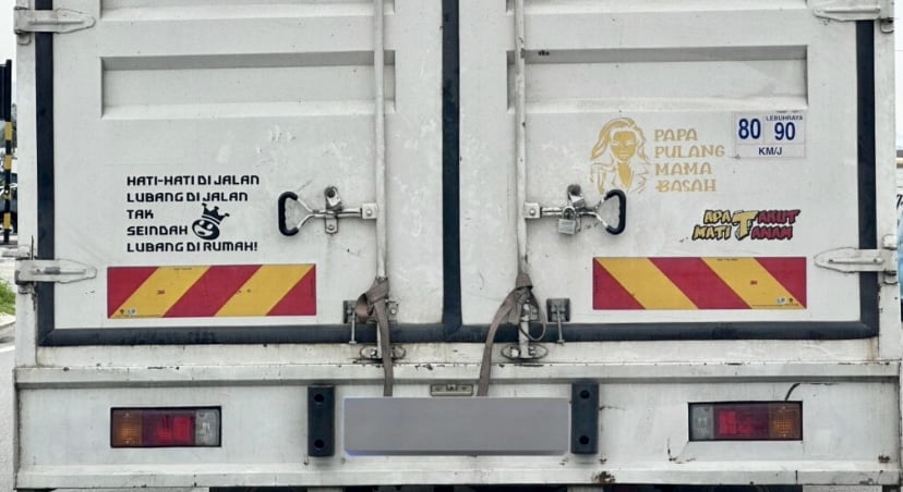 Pemandu lori dikecam tampal pelekat lucah