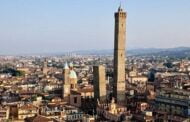 Menara condong Bologna ditutup, dibimbangi runtuh