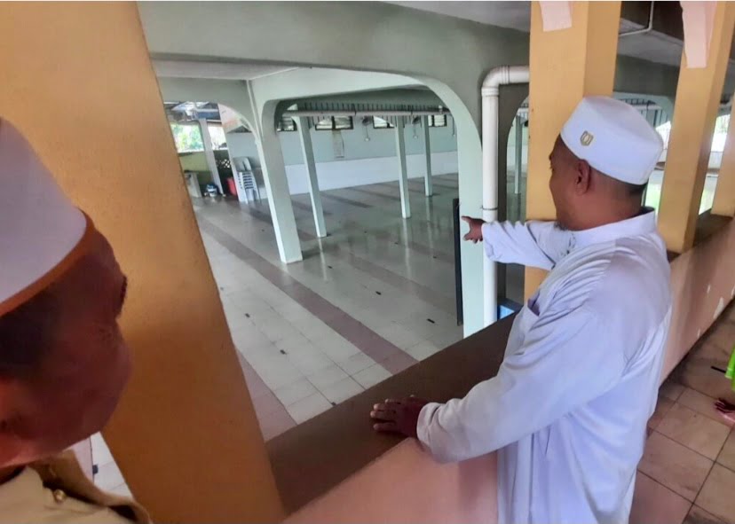 Maut motosikal terbabas ke ruang solat masjid