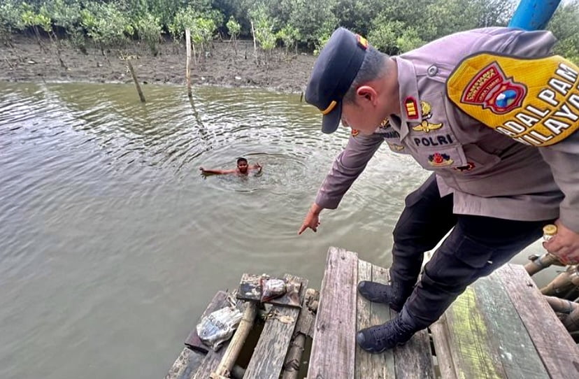 Penduduk temukan cebisan payudara di tasik Surabaya