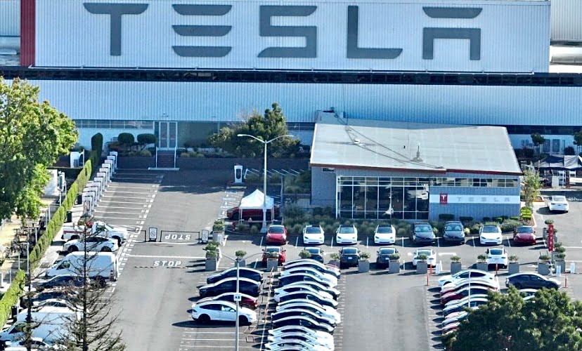 Masalah autopilot, Tesla panggil balik dua juta kereta di AS