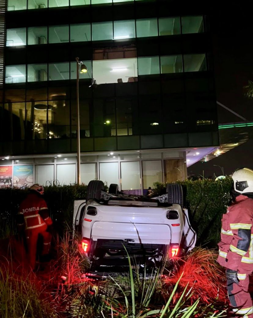 Lelaki cedera kereta jatuh parkir bangunan