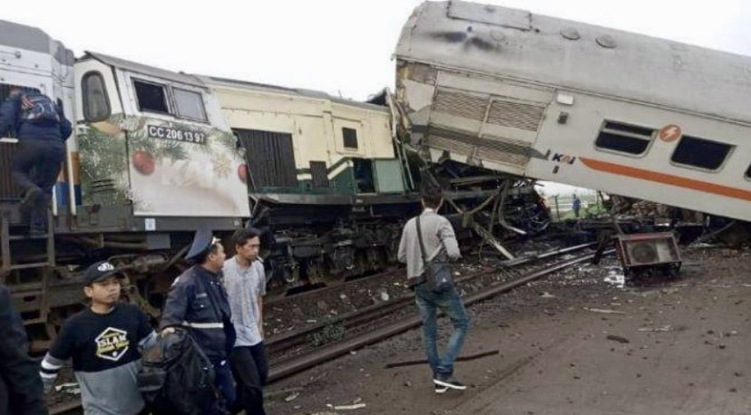 Tiga maut kereta api bertembung di Jawa Barat