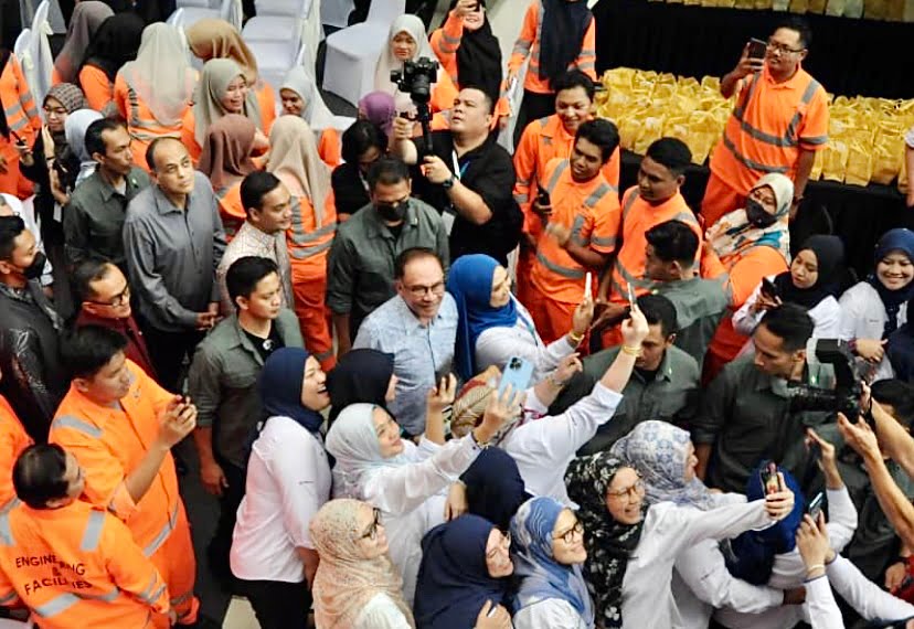 Jaga kebajikan pekerja, jangan hanya fikir untung – Anwar