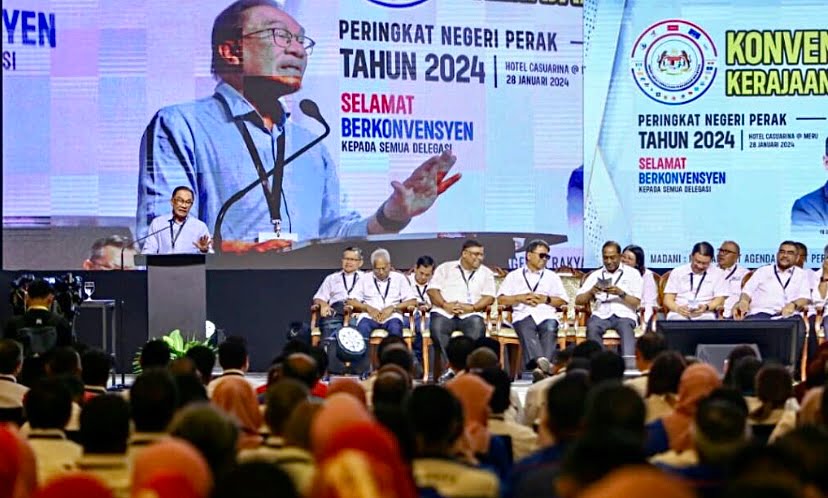 Wan Azizah pilih hanya satu pencen