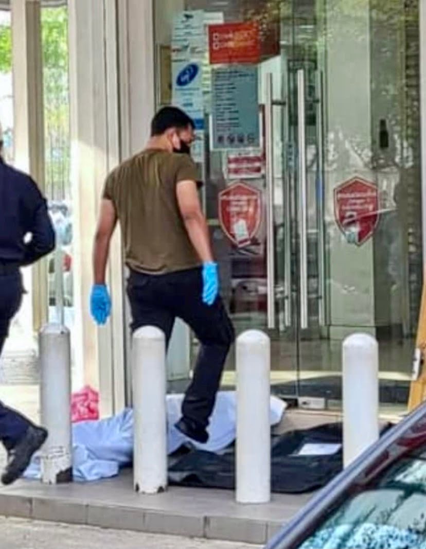 Lelaki maut leher tersepit pintu bank