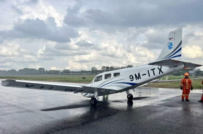 Tayar kapal terbang tertanggal ketika mendarat, juruterbang pelatih selamat