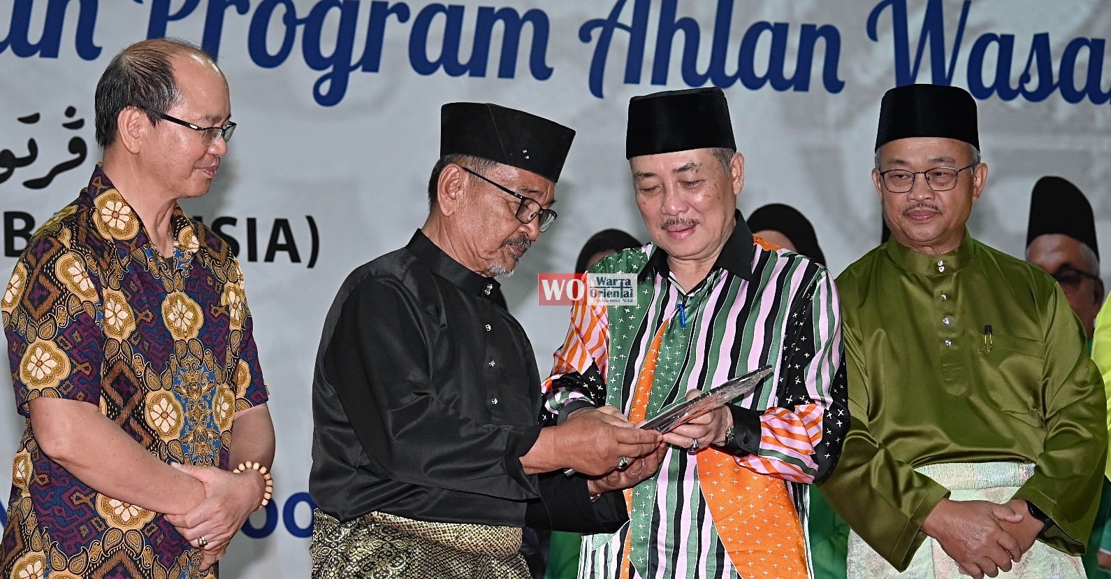 Hajiji sampaikan Anugerah Jejak Penggerak USIA kepada Haji Daya Sad
