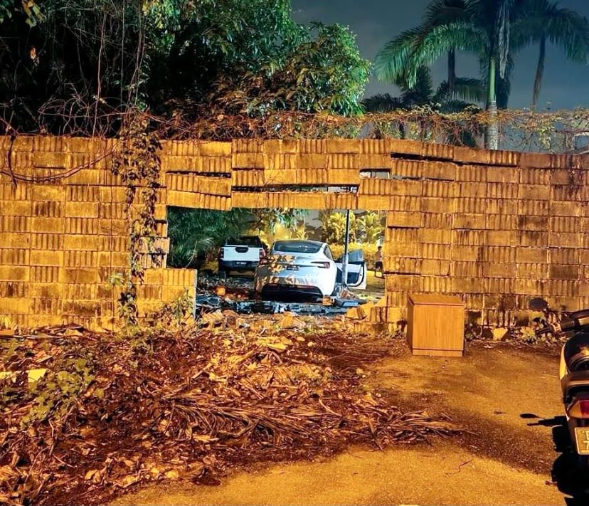 Tesla rempuh tembok dinding, pemandu tidak cedera