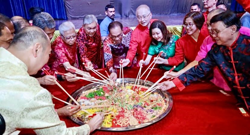 Anwar serikan Majlis Rumah Terbuka Tahun Baru Cina MCA