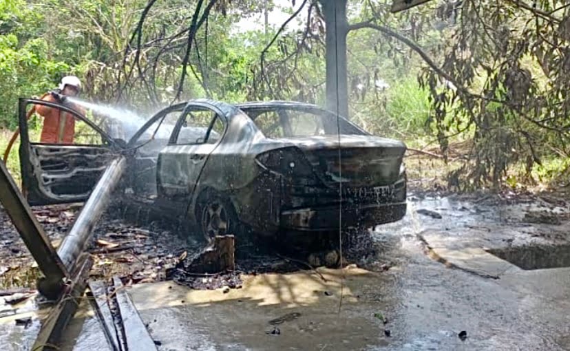 Kereta dinaiki penyeludup petrol terbakar
