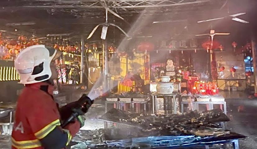 Tokong 64 tahun terbakar di hari Tahun Baharu Cina