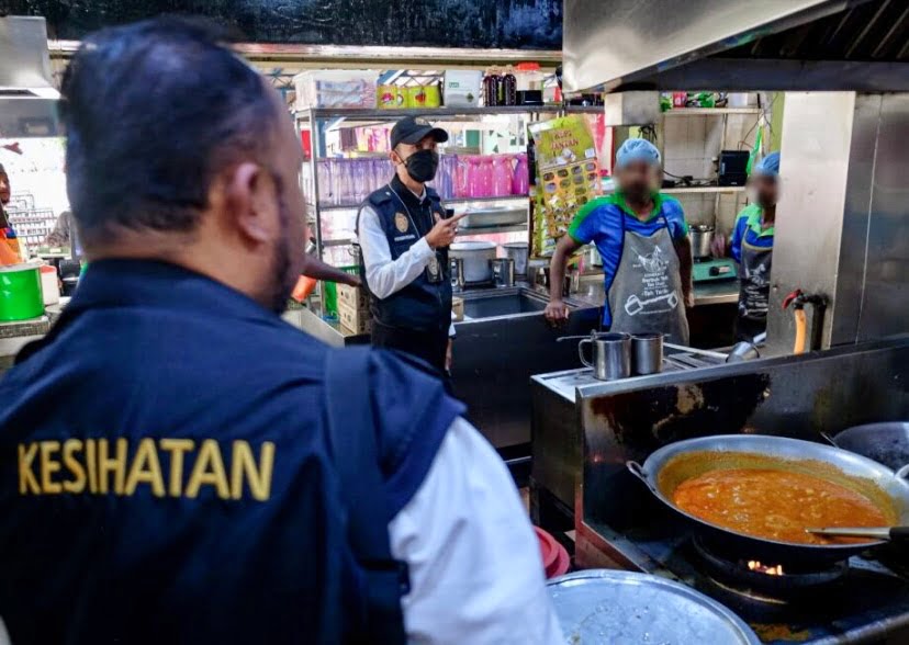 Pekerja kencing di longkang, restoran diarah tutup 14 hari