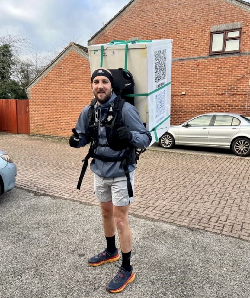 Lelaki guna peti sejuk untuk berlatih maraton