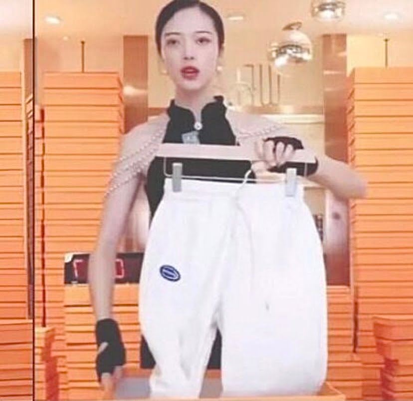 Wanita China kaya promosi produk tiga saat