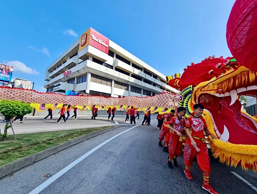 Naga tular: Sebelah kiri bendera China, sebelah kanan bendera Malaysia