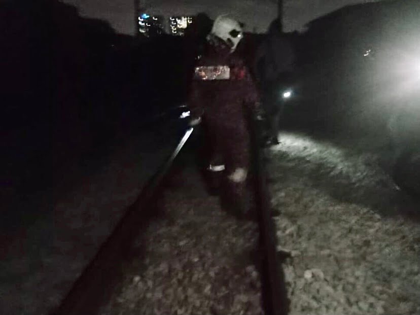 Tiga lelaki ceroboh landasan maut dilanggar komuter