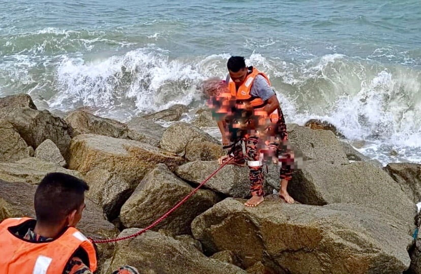 Dua rakan lemas, seorang selamat ketika mandi di Pantai Teluk Lipat