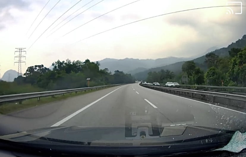 Polis minta pemandu kereta dibaling batu buat laporan