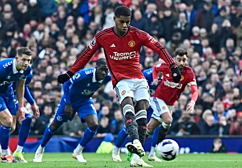 Dua gol penalti bantu kemenangan Man United